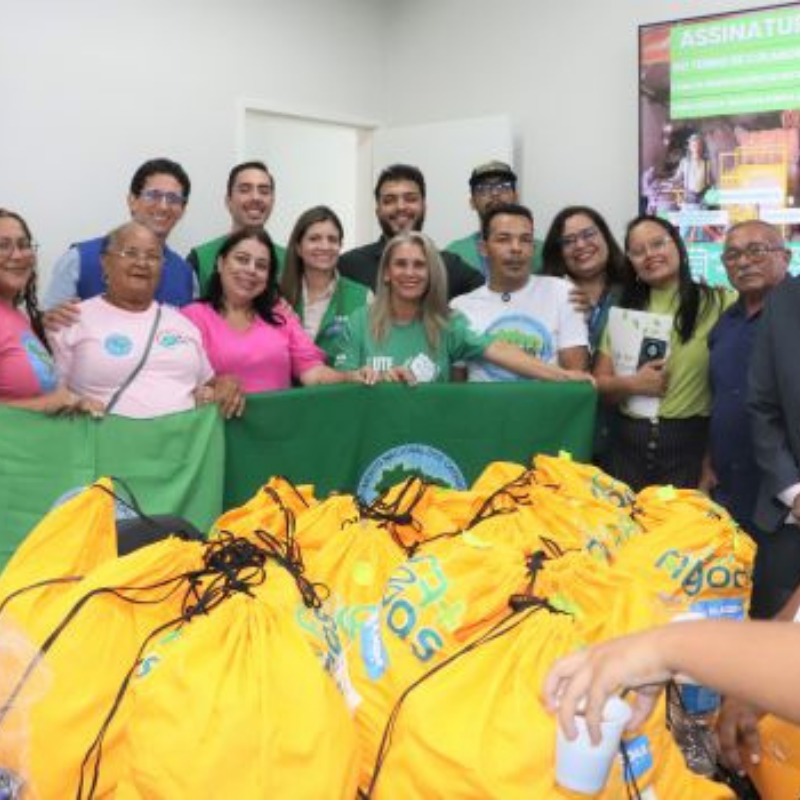 Arapiraca (AL) assina termo e contrata associações de catadores de materiais recicláveis